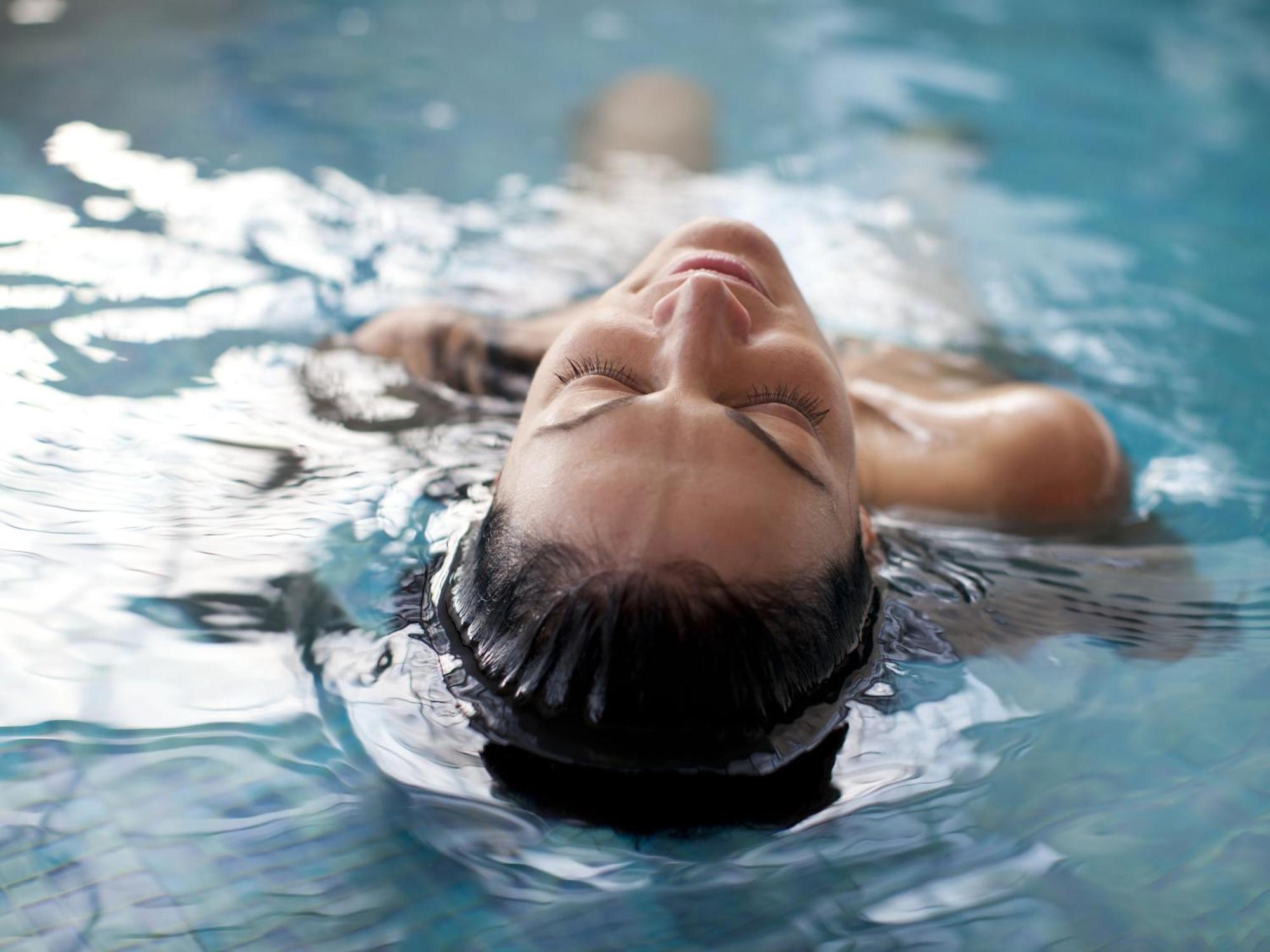 Otl Gouverneur Sherbrooke Exterior foto A woman floating in water