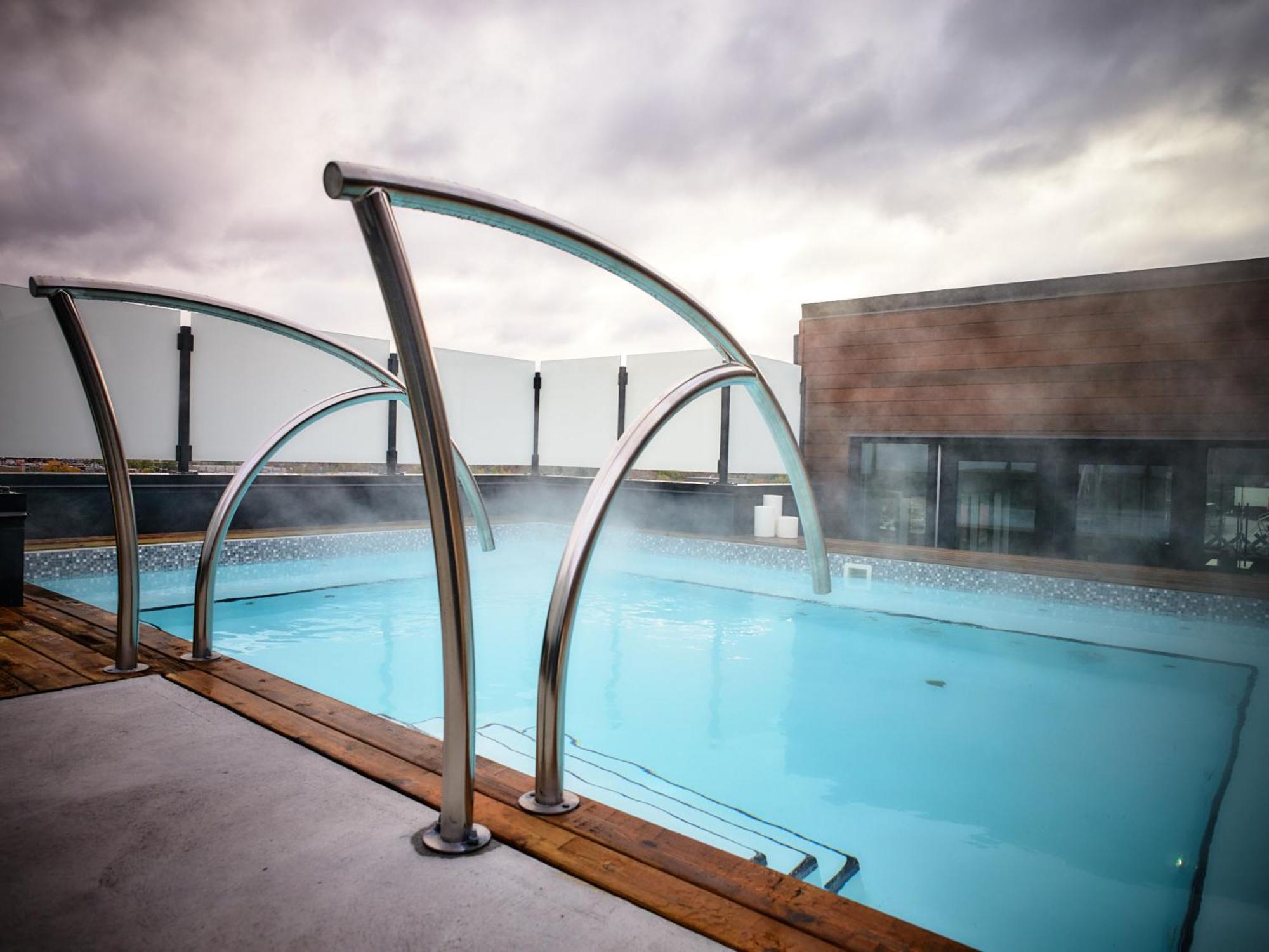 Otl Gouverneur Sherbrooke Exterior foto The rooftop pool at the hotel