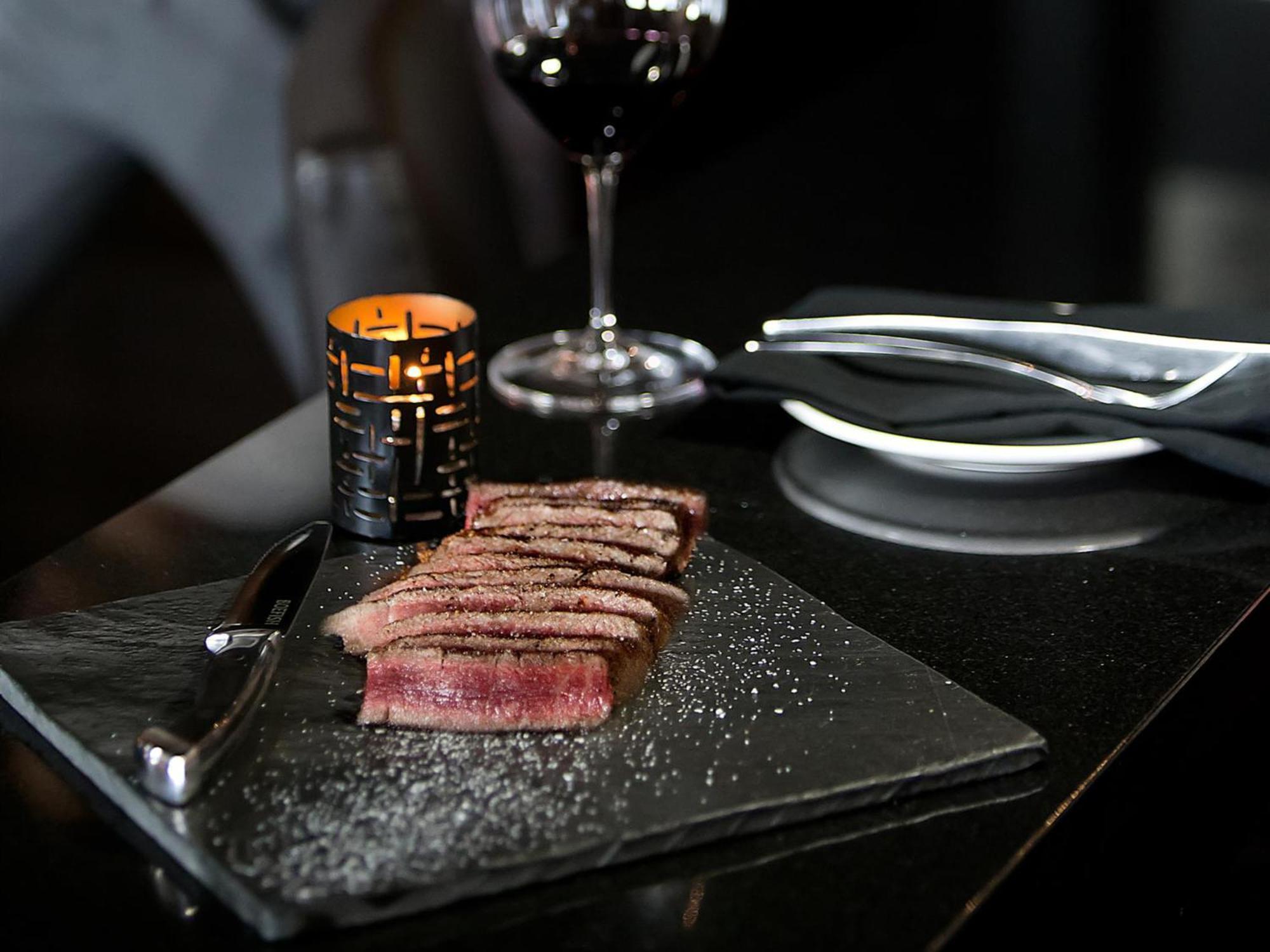 Otl Gouverneur Sherbrooke Exterior foto A steak at the restaurant