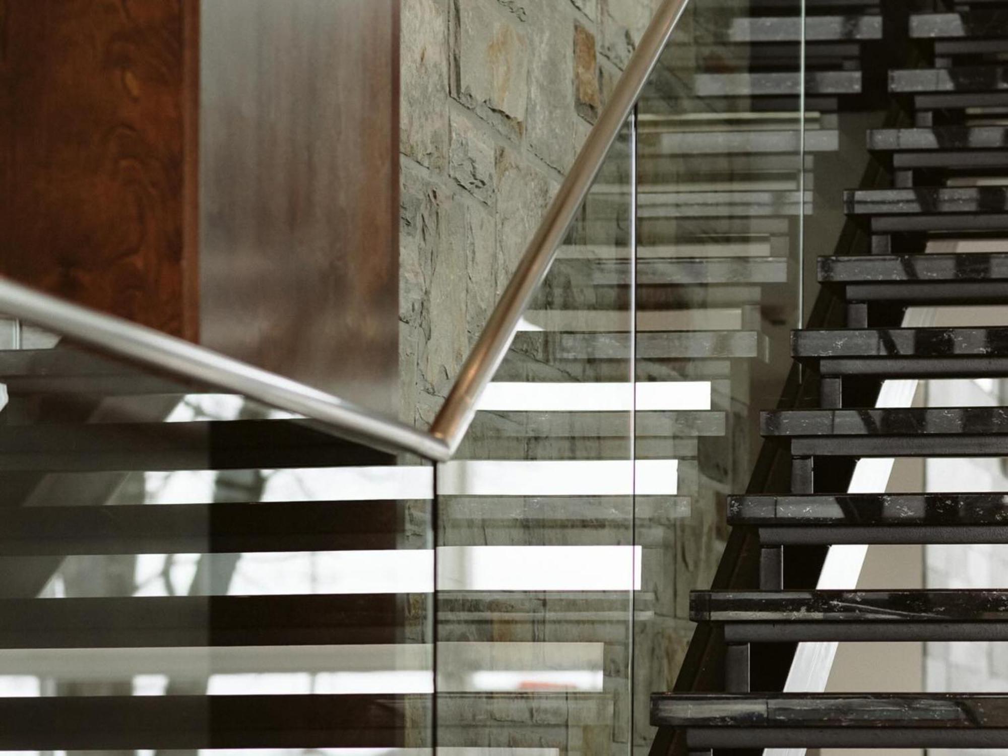 Otl Gouverneur Sherbrooke Exterior foto A glass balustrade