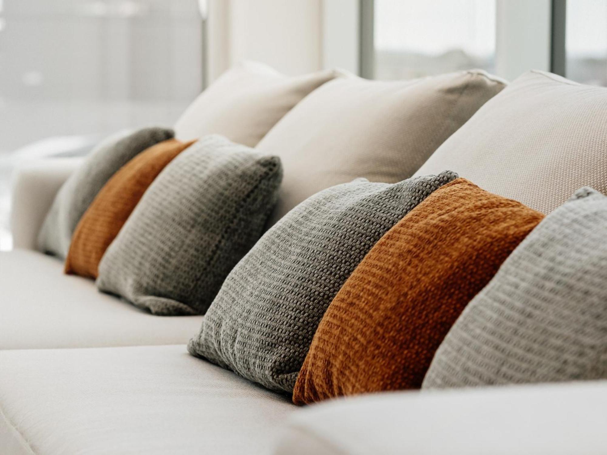 Otl Gouverneur Sherbrooke Exterior foto Cushions on a sofa