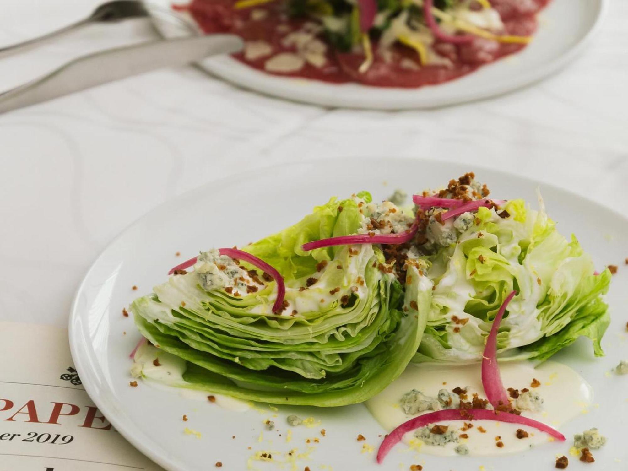 Otl Gouverneur Sherbrooke Exterior foto A wedge salad