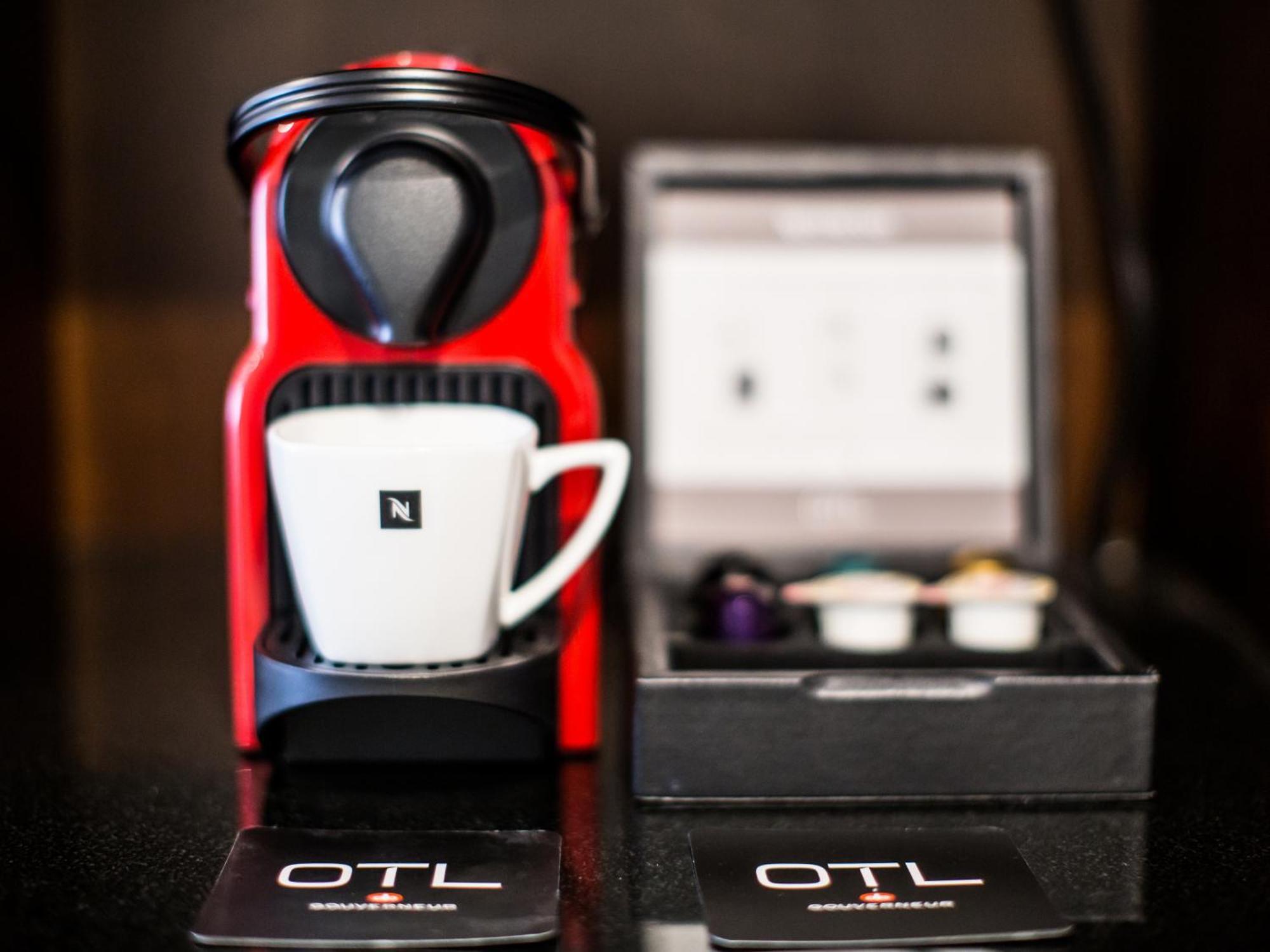 Otl Gouverneur Sherbrooke Exterior foto A Nespresso Inissia coffee machine